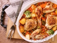 Рецепта Печено задушено пиле с картофи, броколи, карфиол и грах на фурна с билки 
